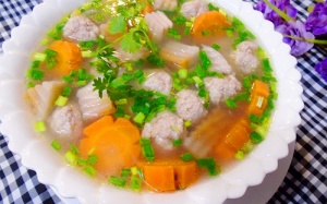 Ngọt lừ canh khoai sọ nấu thịt viên 