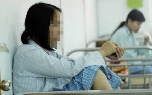 Nhiều bà mẹ mắc chứng nghiện xem camera nhà trẻ