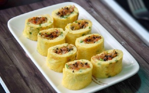 Trứng cuộn kim chi ấm áp ngày mưa lạnh