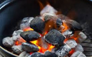 Bé 4 ngày tuổi tử vong do sưởi ấm bằng than củi