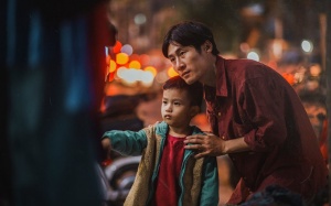 Thổn thức với bộ ảnh tình cha con trong cái Tết nghèo