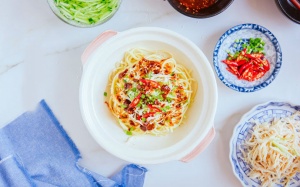 Mì trộn gà cho bữa sáng ngày Tết ấm bụng