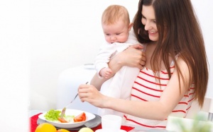 Sau sinh không nên ăn gì khi cho con bú