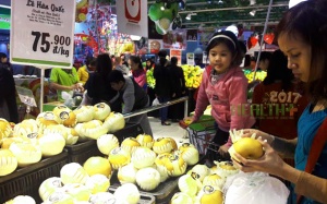 Trái cây ngoại đủ mức giá 'lấn lướt' hàng Việt thuần