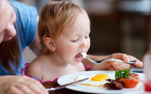 Ăn chậm nhai kỹ: 4 lợi ích không ngờ khi nhai chậm hơn