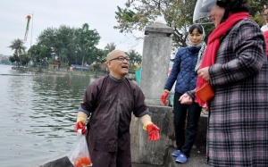 Nhà sư bám trụ hồ Tây xin rác người thả cá tiễn Táo quân