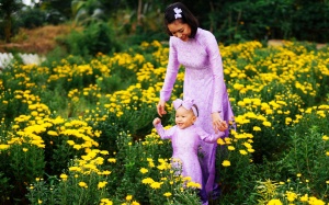 Mẹ chăm con vẹn tròn vui Tết