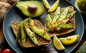 Bạn đã biết cách dùng quả bơ chăm sóc da và hệ tiêu hóa?