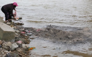 Sông hồ hứng rác sau Tết ông Công ông Táo