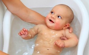 Các bước quan trọng khi tắm cho trẻ vào ngày lạnh