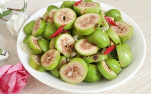 Chua ngọt ngon giòn món sung muối xổi