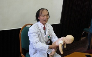 Bác sĩ Bạch Mai hướng dẫn xử lý khi trẻ bị hóc dị vật ngày Tết