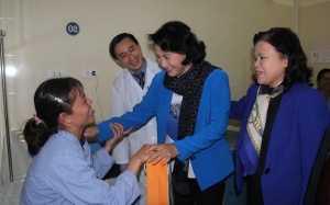 Chủ tịch Quốc hội tặng quà Tết cho hơn 100 bệnh nhân ung thư