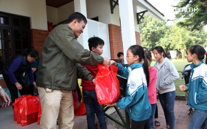 Chia sẻ Tết yêu thương với các em nhỏ làng trẻ SOS Việt Trì