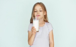 Bạn có thuộc nhóm 3/4 dân số không uống sữa bò càng khỏe re?