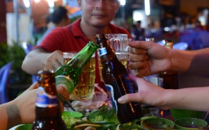 Ép bia rượu thể hiện 'đẳng cấp' hay “cạn” văn hóa?
