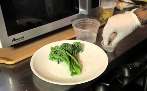 Chuyên gia cảnh báo: Đừng cho 7 thực phẩm sau vào lò vi sóng 