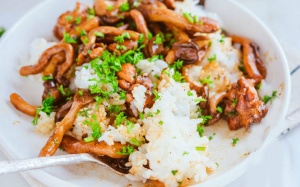 Gà xào nấm đơn giản ngon cơm