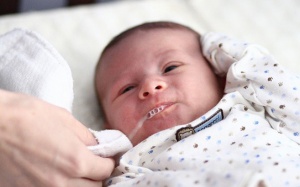 Cha mẹ cần làm gì khi trẻ bị nôn trớ?