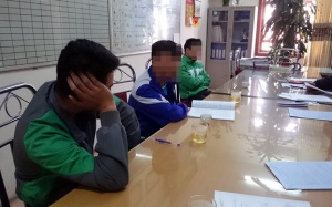 Hà Nội: Xử phạt 3 tài xế taxi tiểu bậy ven đường