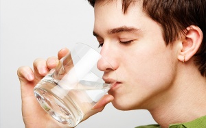 Uống nước có giúp giảm triệu chứng cảm lạnh?