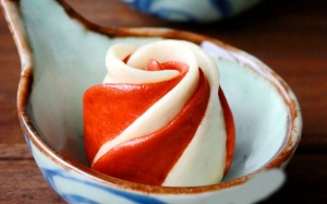 Làm bánh hình hoa hồng cho ngày lễ tình nhân