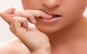 Bạn sẽ dừng cắn móng tay ngay lập tức khi biết được 8 tác hại này!