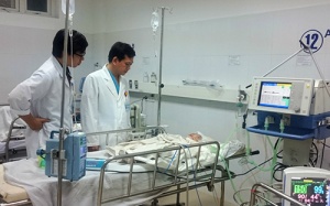 Bé trai 15 tháng tuổi rơi từ tầng 5 chung cư