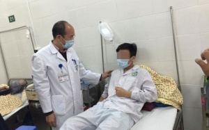 Lo “phát sốt” vì tinh hoàn bị sưng đau