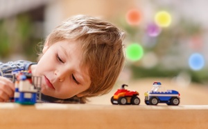 Trẻ nghèo dễ bị tăng động, trẻ sống sang giàu hay tự kỷ