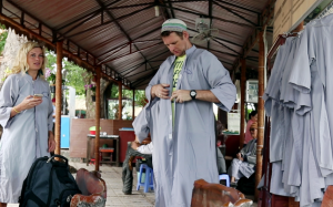 Áo dài miễn phí cho khách mặc 'thiếu vải' đến tháp bà Ponagar