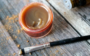 Tự làm son dưỡng quế mật không cần phẩm màu môi vẫn hồng mịn