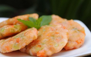 Dụ bé ăn ngon miệng với chả tôm rau củ