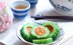 Thanh mát bí đỏ nhồi mướp đắng