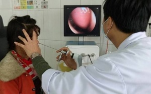 Bé gái tắm suối, bị con vắt 5cm chui vào mũi “làm tổ“