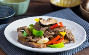 Thịt bò xào nấm và ớt chuông
