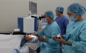 Lần đầu tiên Việt Nam mổ cận thị không chạm vào mắt