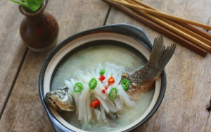 Canh cá chép củ cải nóng hổi