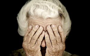 Mối liên kết giữa đục thủy tinh thể và trầm cảm ở người già