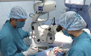 Bé 2 tuổi là bệnh nhân nhỏ tuổi nhất được ghép giác mạc