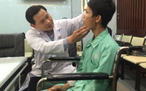 Hết tiền để mổ, bệnh nhân bất ngờ được bác sỹ cứu mạng