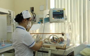 Nguy hiểm sinh tại nhà, cắt rốn bằng dao lam