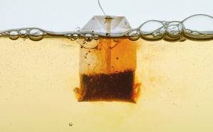 Tận dụng trà túi lọc đã qua sử dụng hay hết hạn để làm đẹp và dọn nhà