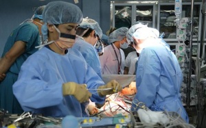 Lần đầu tiên 2 người sống hiến phổi cứu bệnh nhi