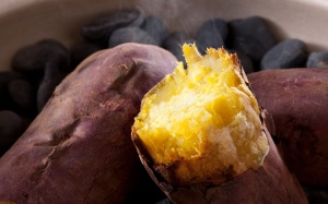 Có nên cho trẻ ăn khoai lang thường xuyên để trị táo bón?