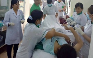 Sản phụ 19 tuổi đẻ rơi con trên taxi