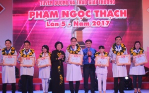 27 thầy thuốc trẻ Sài Gòn nhận giải thưởng Phạm Ngọc Thạch