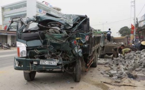 Dùng xà beng giải cứu bố con tài xế kẹt trong cabin