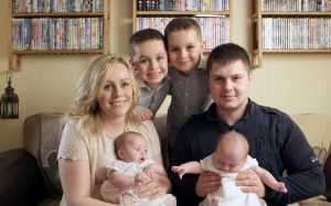 Bà mẹ 2 lần mang thai đôi dù luôn dùng biện pháp bảo vệ