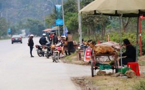 Cảnh bày bán thịt dê phản cảm khiến khách Tây tham quan Tràng An “ái ngại”